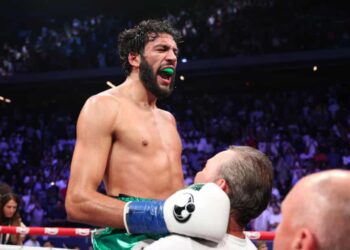 Britain’s Hamzah Sheeraz crushes Edgar Berlanga to announce 168lb arrival